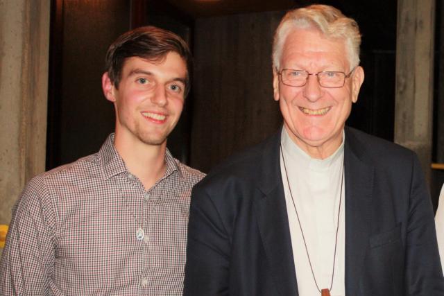 Mathias, seminarist op weekendstage in de parochie in Lokeren-Moerbeke, samen met Monseigneur Luc van Looy.  © Mathias Dick