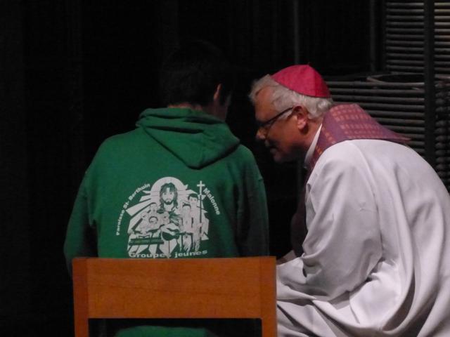 “Jongeren vinden langzaam maar zeker de weg terug naar dit mooie sacrament. Hier een foto van een jongerenontmoeting in Sint-Niklaas, enkele jaren geleden. Mgr. Hoogmartens is de biechtvader.” 