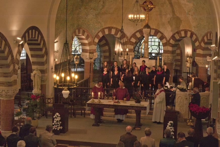 Het koor Malaika, onder leiding van Kristien Heirman zorgde voor stemmige muziek. Aan de piano begeleidde Simon Neyt. © N. Janssens