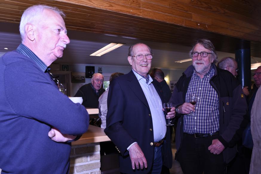 Marc Alderweireldt (voorzitter van de kerfabriek) en Joris De Wilde (penningmeester van de kerkfabriek) in gesprek met Dhr. P. Hanet  © N. Janssens