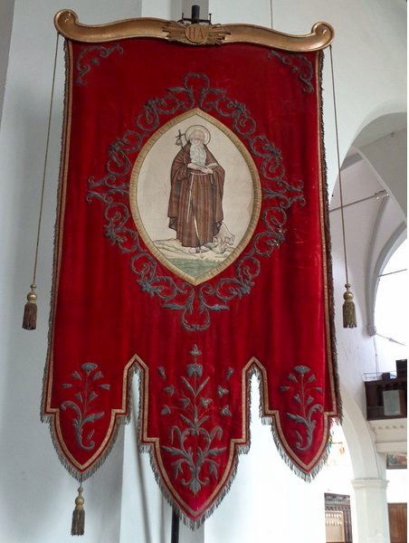 In de kerk hangt een mooi gerestaureerd vaandel. © Hilde Van den Bossche