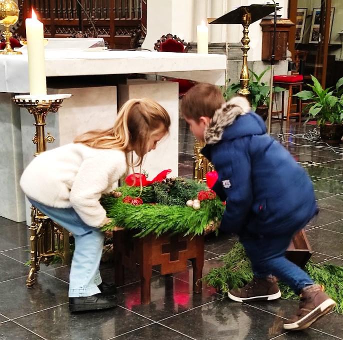 Tijdens de viering werd ook de adventskrans vanuit Meerdonk aangebracht en de tweede kaars ontstoken door de kindjes. 