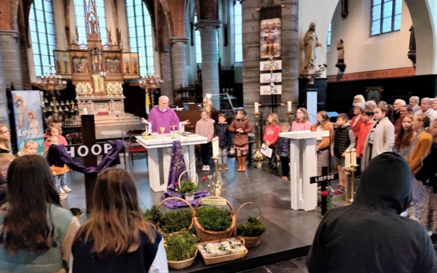 Deugddoende palmviering in de H. Kruiskerk 