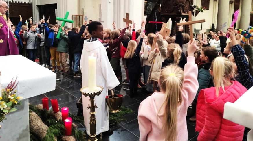 De verzamelde kindjes toonden met veel fierheid en enthousiasme hun zelfgemaakte kruisjes aan de aanwezigen. Hopelijk krijgen hun kunstwerkjes een mooi plaatsje op hun kamer. 