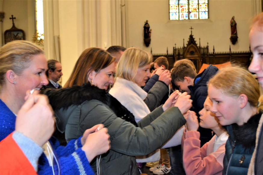 De oplegging van de kruisjes gebeurde door de mama’s, papa’s, grootouder of catechist. Een mooi gebaar met een grote symboliek. 