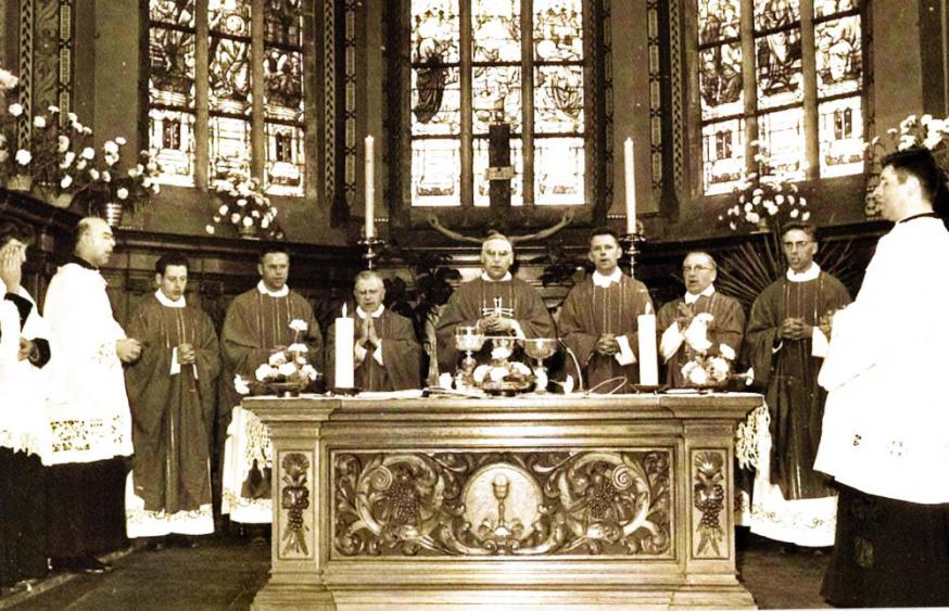 In 1969 werd ik dan priester gewijd in onze Sint-Pauluskerk van Sint-Pauwels. De toenmalige bisschop van Gent, Mgr. Van Peteghem had er aan gehouden mij in mijn dorpskerk tot priester te komen wijden, wat zeer uitzonderlijk is.”  © Heemkundige Kring de Kluize