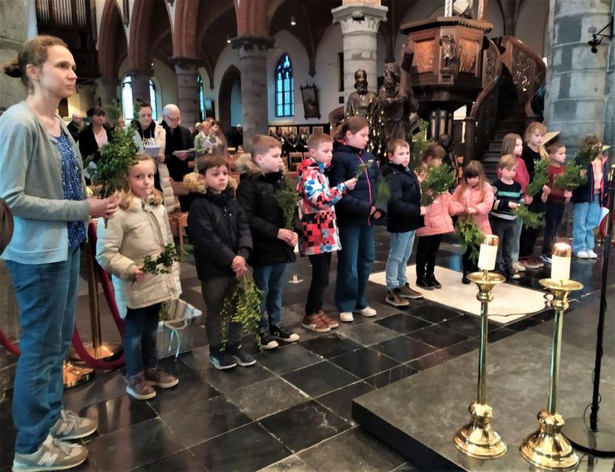 Palmzondag in de H. Kruiskerk werd mooi meegeleefd door onze kindjes. De aanwezigen genoten van hun spontaniteit. Deugddoend! 