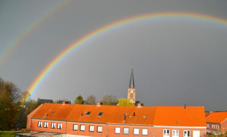 Dubbele regenboog met de kerk in ’t midden. Myriam Saman stuurde ons deze mooie foto van een toch uitzonderlijk weerfenomeen boven ons kerkgebouw. Dank aan Myriam! 