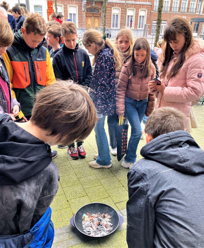 Verbranden van de zondebriefjes na de biechtviering van de vormelingen Sint-Gillis-Waas. 