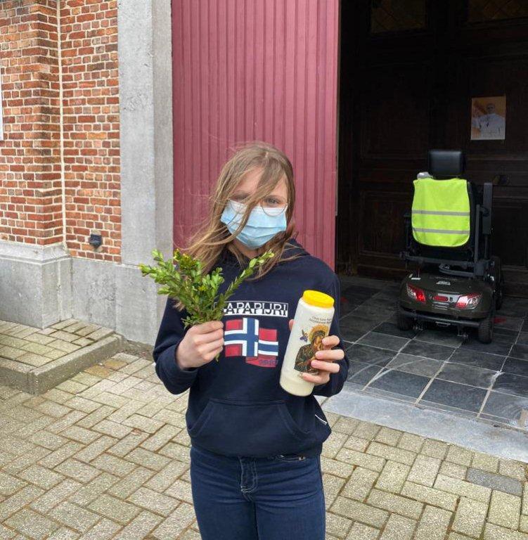 Vormeling Marie-Joëlle kwam ook langs voor een kaarsje en gewijde palmtakjes 