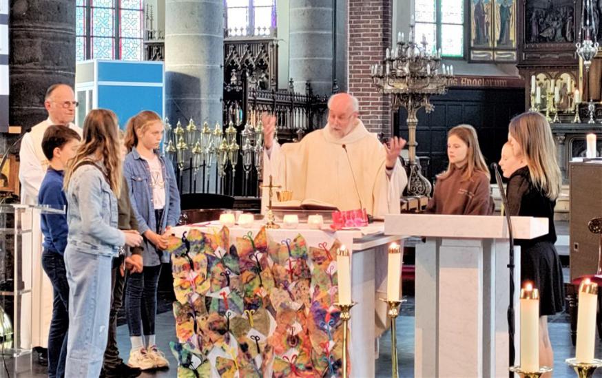 De gezinsviering in de H. Kruiskerk was tevens de “dankdag” voor onze vormelingen. Het werd een fijne viering! © Isabel Kindt