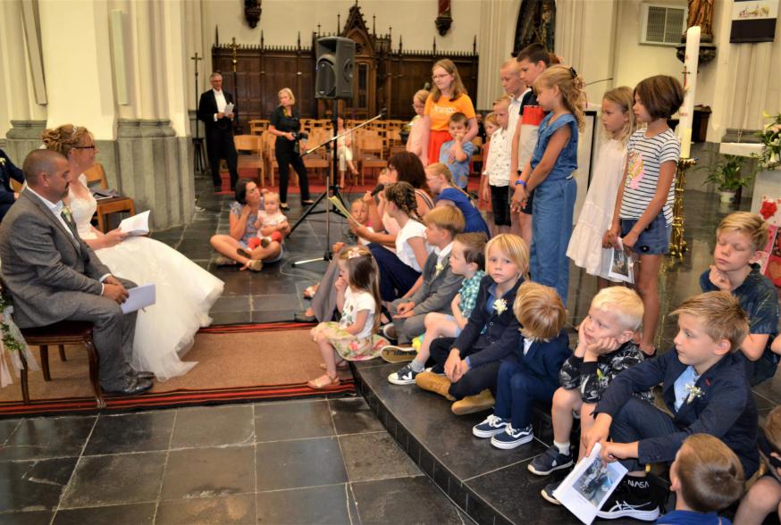 De kinderen uit de klas van juf Niki genoten mee in dit grote geluksmoment en luisterden aandachtig naar het voorleesverhaal. 