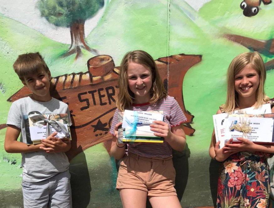 Sem Ivens, Serre Willox en laureaat Truus Van Moer vormden een mooi podium voor hun school De Sterappel 