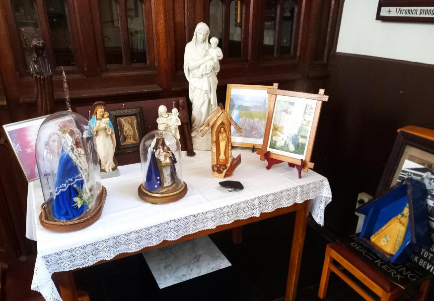 Tijdens de meimaand stellen we in onze kerk Mariabeelden tentoon. Sta even stil met deze mooie collectie. 