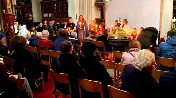 In de Sint-Egidiuskerk kon men genieten van een zeer fijn schimmenspel. De kinderen van de volkskunstgroep zorgden voor deze speciale uitvoering van het kerstverhaal. Mooi en met aangepaste ondersteuning van de muziekgroep. Zeer geslaagd initiatief! 