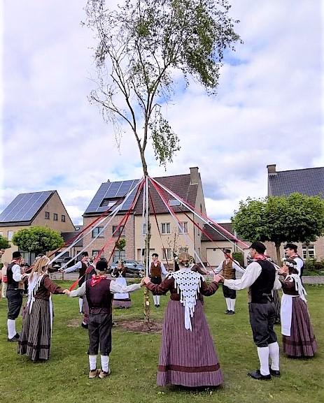 Drieske danst de Margriet nadat de meiboom werd geplant. Foto © Drieske Nijpers 