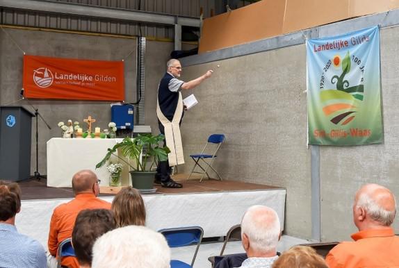 De nieuwe gildevlag werd ingezegend door diaken Geert 