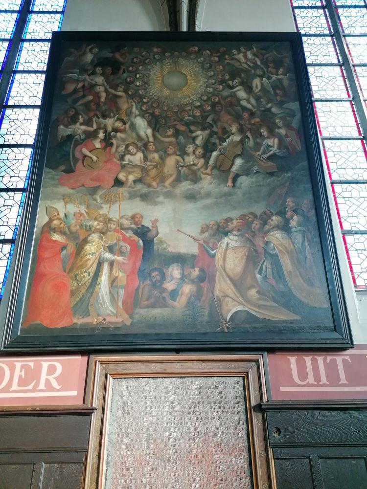 In het Mariakoor hangt het gerestaureerde monumentale schilderij “de zoete naam Jezus” met daaronder de fundatiesteen van pastoor Dierick Wilssone. 