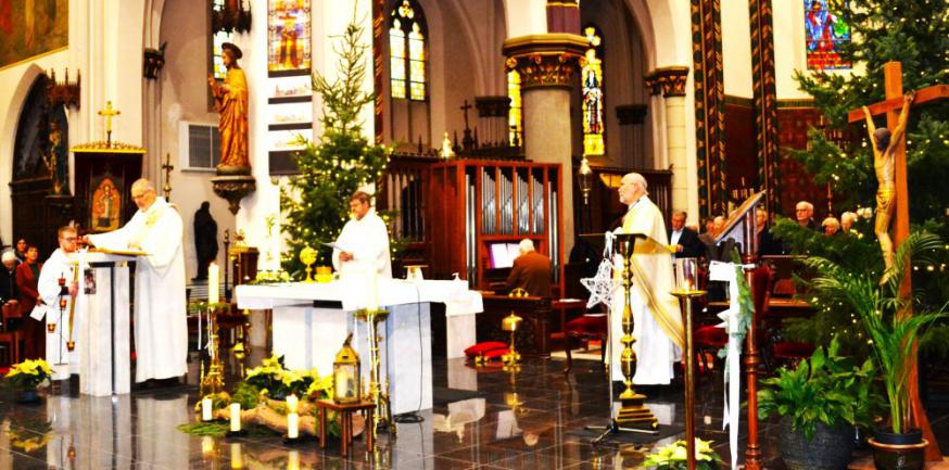 In de mooi versierde Sint-Egidiuskerk konden we genieten van een zeer mooie viering met een zeer mooie inbreng van het grote gemengd koor. Het was een mooi afscheid waarna de afscheidnemende pastoor concludeerde dat hij met een deugddoend gevoel onze paro © Urbain