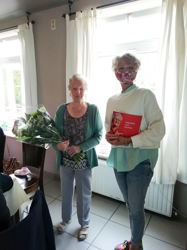 Maria Maes 65 jaar kernlid, ze kreeg van schepen Ilse Pipeleers een prachtige boeket bloemen.  