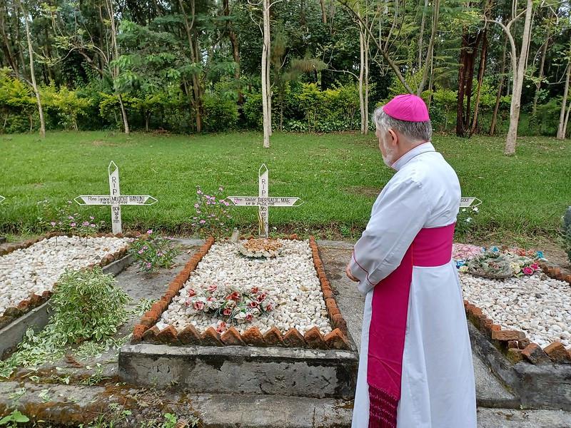 Graven Priester Biernaux en jonge Pallottijnse broeder Goma DRCongo 