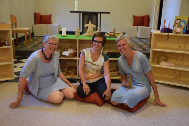 Marijke Albrechts, Stephanie Dethier en Gee Van den Berghe, de drie Godly Play vertellers in Vaalbeek. © Hilde Pex