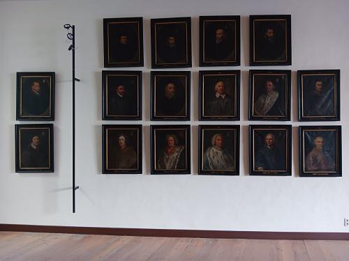 Portretten bisschoppen op de overloop van het Sint-Baafshuis © Bisdom Gent