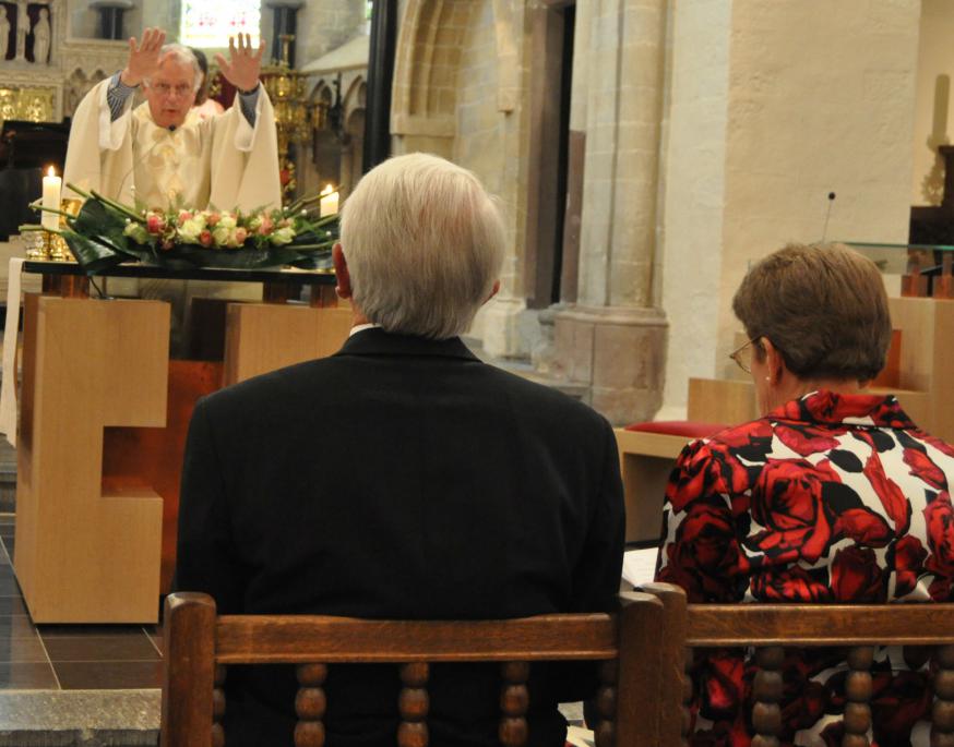 Zegeningsgebed tijdens een gouden huwelijksjubileum © Hilde Pex