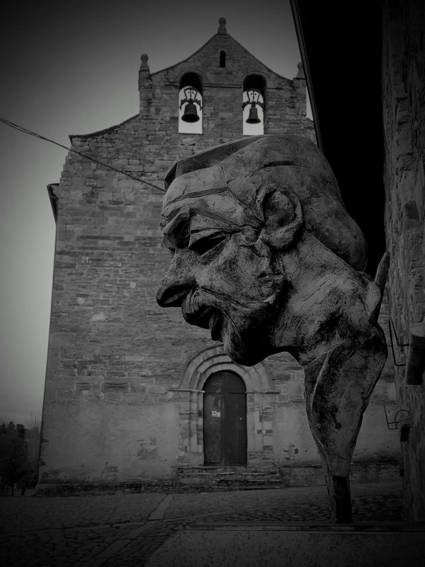 Beeltenis van Willy Derveaux aan de Santiagokerk in Villafranca del Bierzo, 'Klein Santiago'. Hans Claus: 'Deze man verdiende een standbeeld voor zijn luisteren en begrijpen.' © Hans Claus