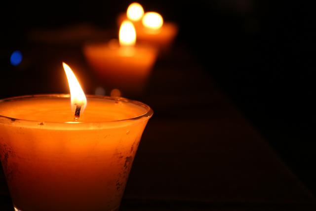 We bidden voor onze overledenen, om licht in de duisternis. 
