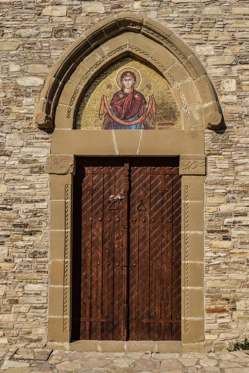 Het binnengaan van de kerk verwijst ook naar het intreden in het christelijk leven. 