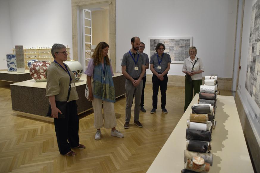 Met enkele deelnemers aan het Europees LekenForum door een museumbezoek op zoek naar wat moderne kunst kan betekenen voor ons geloof. © Christa Damen