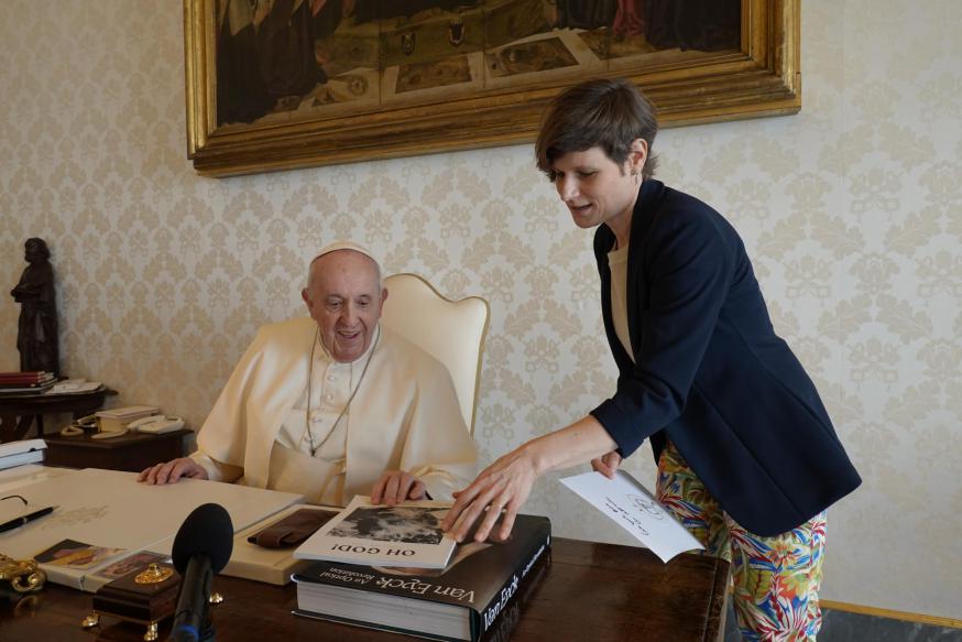 Lieve Wouters overhandigt de paus een exemplaar van de eerste 'OH GOD!'. © Koen Vlaeminck