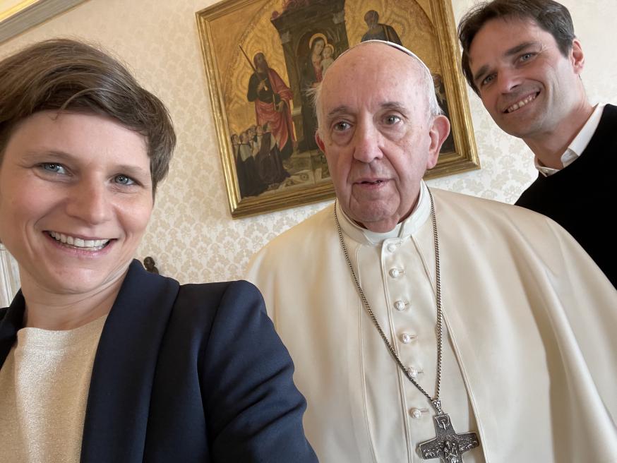 Tijd voor een selfie! Lieve Wouters en Koen Vlaeminck met de paus. © Lieve Wouters
