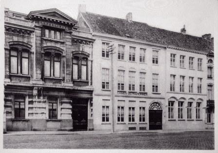 Huizenrij in Hoogstraat 8 te Oudenaarde, met in het midden het huis dat Eleonore Liefmans in juni 1848 van haar ouders erft. Enkele maanden later opent priorin Torné hier een betalende school voor meisjes. 