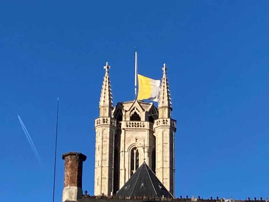 Op de kathedraal hing de pauselijke vlag halfstok © Bisdom Gent